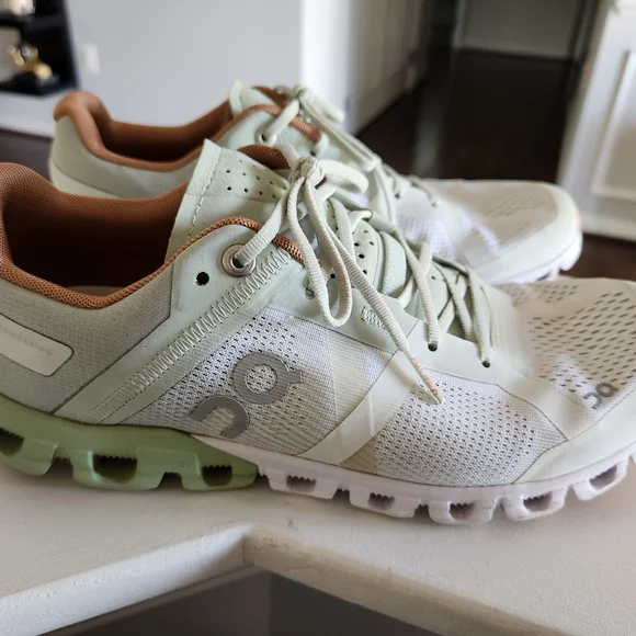 On Running Cloud Shoes in Light Green and Brown - Picture 2 of 10